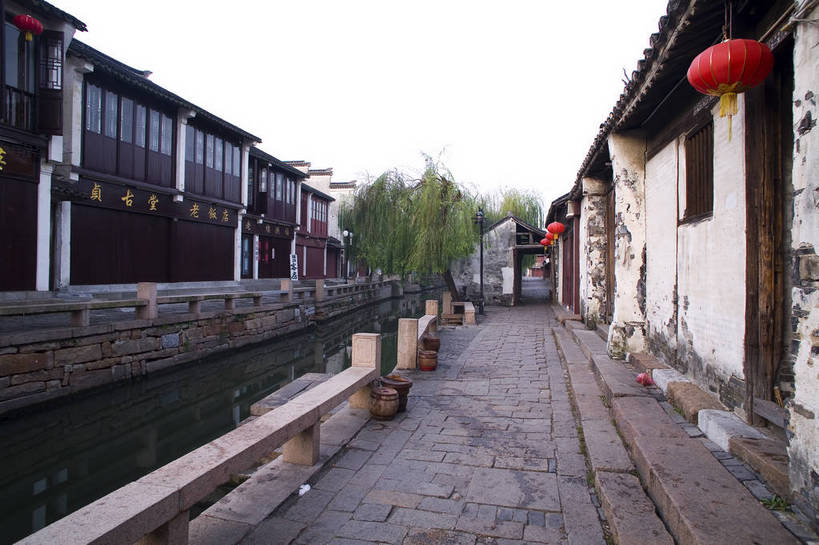 横图,彩色,室外,白天,旅游,度假,名胜古迹,标志建筑,地标,建筑,街道,周庄,中国,遗迹,民俗,图片,小河,建筑群,清晨,古典,古迹,文物,娱乐,建设,古建筑,江苏,民居,享受,休闲,旅游胜地,放松,摄影,中国文化,古文明,东亚,旅行,传统文化,bj174
