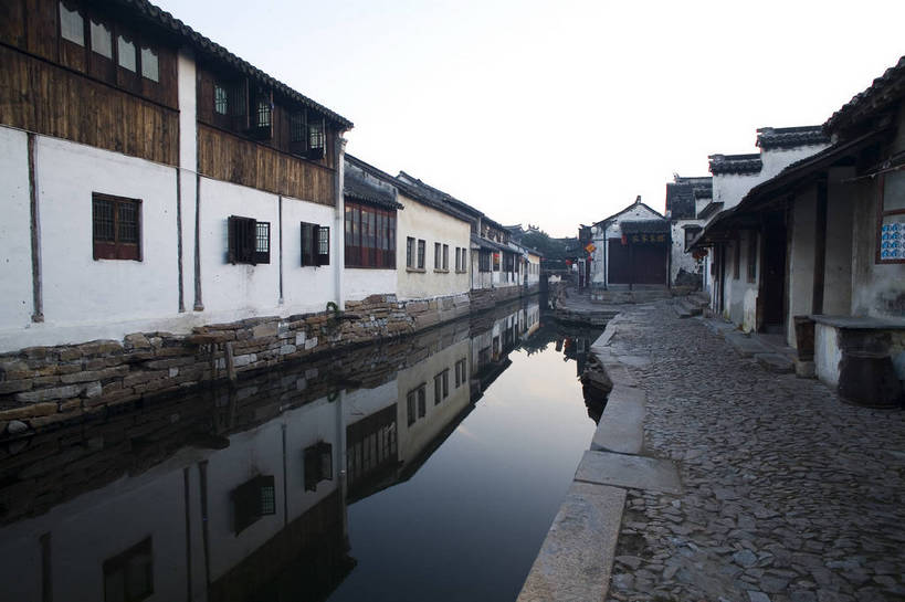 横图,彩色,室外,白天,旅游,度假,名胜古迹,标志建筑,地标,建筑,街道,周庄,中国,遗迹,民俗,图片,小河,建筑群,清晨,古典,古迹,文物,娱乐,建设,古建筑,江苏,民居,享受,休闲,旅游胜地,放松,摄影,中国文化,古文明,东亚,旅行,传统文化,bj174