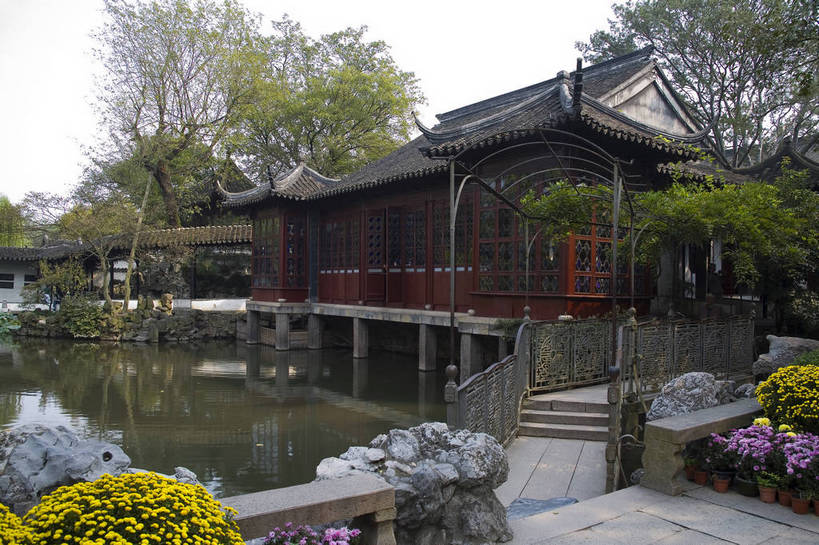 横图,彩色,室外,白天,旅游,度假,名胜古迹,标志建筑,地标,建筑,中国,遗迹,图片,庭院,池塘,水池,建筑群,院子,走廊,古典,古迹,文物,娱乐,建设,古建筑,江苏,苏州,树木,荷花池,凉亭,享受,休闲,旅游胜地,放松,摄影,回廊,园林,中国文化,古文明,东亚,拙政园,苏州园林,旅行,传统文化,bj174