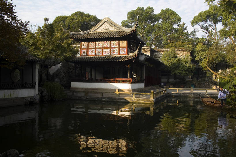 横图,彩色,室外,白天,旅游,度假,名胜古迹,标志建筑,地标,建筑,中国,遗迹,图片,池塘,水池,建筑群,古典,古迹,文物,娱乐,建设,古建筑,江苏,苏州,树木,荷花池,享受,休闲,旅游胜地,放松,摄影,园林,中国文化,古文明,东亚,苏州园林,留园,旅行,传统文化,bj174