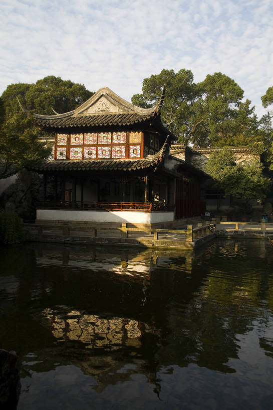 竖图,彩色,室外,白天,旅游,度假,名胜古迹,标志建筑,地标,建筑,中国,遗迹,图片,池塘,水池,建筑群,古典,古迹,文物,娱乐,建设,古建筑,江苏,苏州,树木,荷花池,享受,休闲,旅游胜地,放松,竖,摄影,园林,中国文化,古文明,东亚,苏州园林,留园,旅行,传统文化,bj174