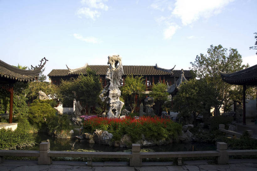 横图,彩色,室外,白天,旅游,度假,名胜古迹,标志建筑,地标,建筑,中国,遗迹,图片,池塘,水池,建筑群,古典,古迹,文物,娱乐,建设,古建筑,江苏,苏州,石雕,树木,荷花池,享受,休闲,假山,旅游胜地,放松,摄影,园林,中国文化,古文明,东亚,苏州园林,留园,旅行,传统文化,bj174