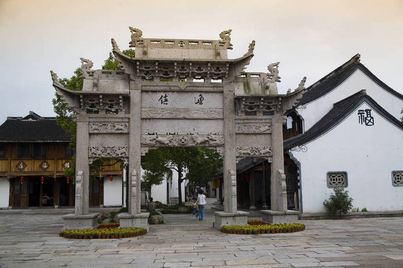 横图,彩色,室外,白天,旅游,度假,美景,名胜古迹,标志建筑,道路,地标,建筑,街道,路,公路,中国,亚洲,遗迹,图片,景观,建筑群,牌坊,交通,古典,古迹,文物,娱乐,建设,古建筑,浙江,浙江省,享受,休闲,旅游胜地,景色,放松,摄影,小镇,中国文化,古文明,东亚,绍兴,柯岩,中华人民共和国,华东地区,浙,绍兴市,镜湖,马路,旅行,传统文化,鲁镇,鉴湖,bj174