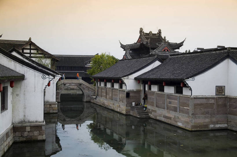 横图,彩色,室外,白天,旅游,度假,美景,名胜古迹,标志建筑,道路,地标,建筑,街道,路,公路,中国,亚洲,遗迹,民俗,图片,景观,小河,建筑群,交通,古典,古迹,文物,娱乐,建设,古建筑,石桥,浙江,浙江省,享受,休闲,旅游胜地,景色,放松,摄影,水乡,小镇,小桥,中国文化,古文明,东亚,绍兴,柯岩,中华人民共和国,华东地区,浙,绍兴市,镜湖,马路,旅行,传统文化,鲁镇,鉴湖,bj174