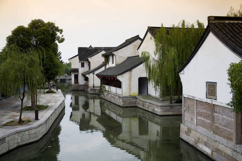 横图,彩色,室外,白天,旅游,度假,美景,名胜古迹,标志建筑,道路,地标,建筑,街道,路,公路,柳树,中国,亚洲,遗迹,民俗,图片,景观,小河,建筑群,交通,古典,古迹,文物,娱乐,建设,古建筑,浙江,树木,浙江省,享受,休闲,旅游胜地,景色,放松,摄影,水乡,小镇,中国文化,古文明,东亚,绍兴,柯岩,中华人民共和国,华东地区,浙,绍兴市,镜湖,马路,旅行,传统文化,鲁镇,鉴湖,bj174