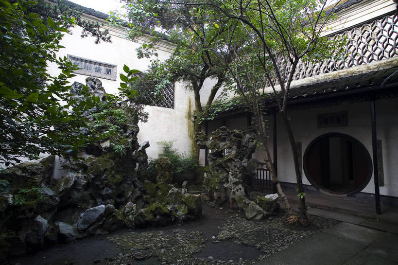 横图,彩色,室外,特写,白天,旅游,度假,名胜古迹,标志建筑,地标,建筑,中国,局部,遗迹,民俗,图片,庭院,拱门,建筑群,院子,走廊,古典,古迹,文物,娱乐,建设,古建筑,浙江,石雕,民居,享受,休闲,假山,旅游胜地,放松,摄影,回廊,中国文化,故居,古文明,东亚,绍兴,旅行,传统文化,鲁迅,鲁迅故居,bj174