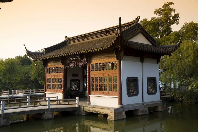 横图,彩色,室外,白天,旅游,度假,湖,名胜古迹,标志建筑,地标,建筑,西湖,中国,遗迹,图片,建筑群,走廊,古典,古迹,文物,娱乐,建设,古建筑,浙江,树木,凉亭,湖水,享受,休闲,旅游胜地,放松,摄影,回廊,杭州,中国文化,自然风光,古文明,东亚,旅行,传统文化,bj174