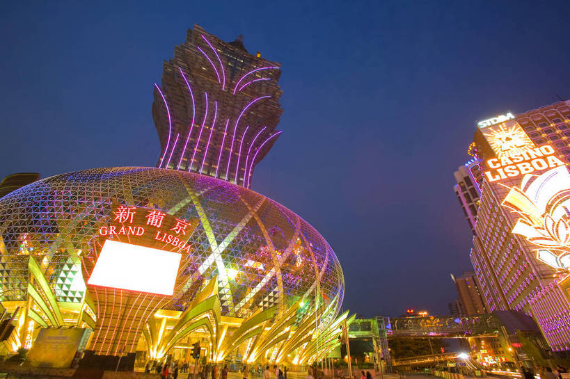 横图,彩色,室外,夜晚,旅游,度假,名胜古迹,标志建筑,地标,建筑,夜景,澳门,中国,亚洲,游客,遗迹,图片,文化遗产,建筑群,豪华,古迹,文物,娱乐,建设,古建筑,葡京酒店,享受,休闲,旅游胜地,放松,赌场,摄影,金碧辉煌,参观,古文明,东亚,中华人民共和国,繁荣,发达,彩图,旅行,新葡京酒店,bj174