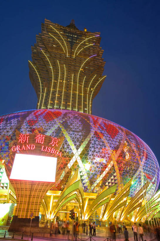 竖图,彩色,室外,夜晚,旅游,度假,名胜古迹,标志建筑,地标,建筑,夜景,澳门,中国,亚洲,游客,遗迹,图片,文化遗产,建筑群,豪华,古迹,文物,娱乐,建设,古建筑,葡京酒店,享受,休闲,旅游胜地,放松,竖,赌场,摄影,金碧辉煌,参观,古文明,东亚,中华人民共和国,繁荣,发达,彩图,旅行,新葡京酒店,bj174