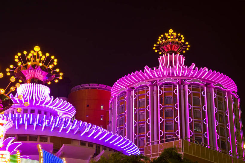 横图,彩色,室外,夜晚,旅游,度假,名胜古迹,标志建筑,地标,建筑,夜景,澳门,中国,亚洲,游客,遗迹,图片,文化遗产,建筑群,豪华,古迹,文物,娱乐,建设,古建筑,葡京酒店,享受,休闲,旅游胜地,放松,赌场,摄影,金碧辉煌,参观,古文明,东亚,中华人民共和国,繁荣,发达,彩图,旅行,新葡京酒店,bj174