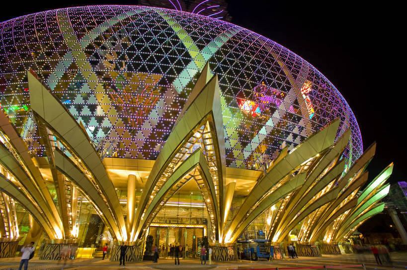 横图,彩色,室外,夜晚,旅游,度假,名胜古迹,标志建筑,地标,建筑,夜景,澳门,中国,亚洲,游客,遗迹,图片,文化遗产,建筑群,豪华,古迹,文物,娱乐,建设,古建筑,葡京酒店,享受,休闲,旅游胜地,放松,赌场,摄影,金碧辉煌,参观,古文明,东亚,中华人民共和国,繁荣,发达,彩图,旅行,新葡京酒店,bj174