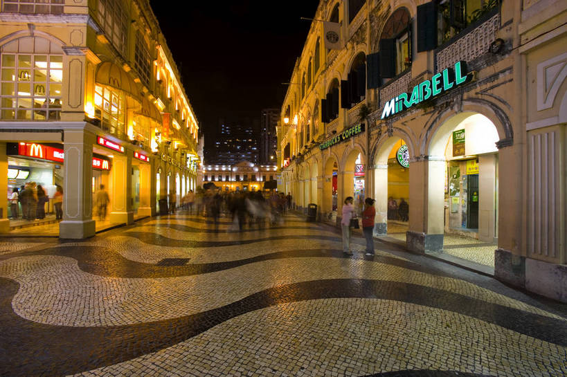 广场,横图,彩色,室外,夜晚,旅游,度假,名胜古迹,标志建筑,地标,建筑,路灯,夜景,澳门,中国,亚洲,行人,游客,游人,阴影,遗迹,光线,图片,影子,文化遗产,灯光,古迹,历史,文物,娱乐,建设,古建筑,路人,旅客,台阶,享受,休闲,闪耀,旅游胜地,放松,摄影,闪烁,欧式建筑,灯火通明,古文明,东亚,港澳台,中华人民共和国,澳门特别行政区,澳,闪动,闪灼,过客,旅游者,彩图,旅行,议事亭前地,bj174