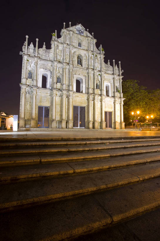 竖图,彩色,室外,夜晚,旅游,度假,名胜古迹,标志建筑,地标,建筑,路灯,夜景,澳门,中国,亚洲,行人,游客,游人,阴影,遗迹,光线,图片,影子,文化遗产,灯光,古迹,历史,文物,娱乐,建设,古建筑,路人,旅客,台阶,享受,休闲,闪耀,旅游胜地,放松,竖,摄影,闪烁,欧式建筑,灯火通明,古文明,东亚,中华人民共和国,闪动,闪灼,过客,旅游者,彩图,旅行,大三巴,bj174