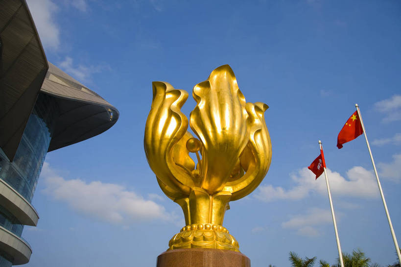 横图,彩色,室外,白天,旅游,度假,美景,城市风光,城市,旗帜,国旗,雕塑,香港,中国,亚洲,行人,游客,游人,艺术,装饰,雕刻,雕像,塑像,图片,景观,娱乐,红旗,旗子,路人,旅客,工艺品,享受,休闲,金色,旅游胜地,景色,放松,摄影,纪念,美术,主题,参观,陈列,紫荆花,东亚,中华人民共和国,功能,美学,旌旗,旗号,繁荣,发达,过客,旗,旅游者,彩图,旅行,bj174