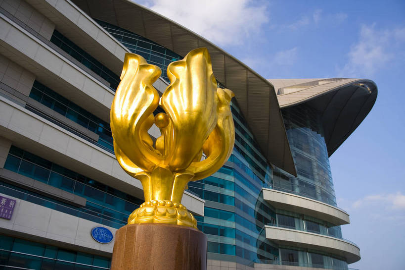 横图,彩色,室外,白天,旅游,度假,美景,城市风光,城市,雕塑,香港,中国,亚洲,行人,游客,游人,艺术,装饰,雕刻,雕像,塑像,图片,景观,娱乐,路人,旅客,工艺品,享受,休闲,金色,旅游胜地,景色,放松,摄影,纪念,美术,主题,参观,陈列,紫荆花,东亚,中华人民共和国,功能,美学,繁荣,发达,过客,旅游者,彩图,旅行,bj174