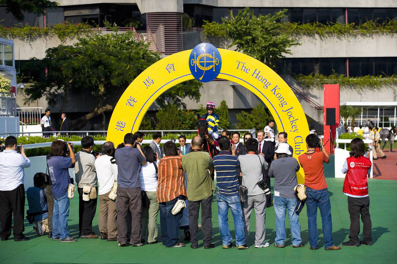 横图,彩色,室外,白天,旅游,度假,比赛,美景,城市风光,城市,香港,中国,亚洲,行人,游客,游人,图片,景观,娱乐,路人,旅客,享受,休闲,旅游胜地,景色,放松,摄影,港,参观,东亚,新界,香港特别行政区,港澳台,中华人民共和国,繁荣,发达,过客,沙田区,沙田,赛马,旅游者,彩图,旅行,跑马地,香港奥运马术比赛场地,沙田马场,沙田赛马场,bj174