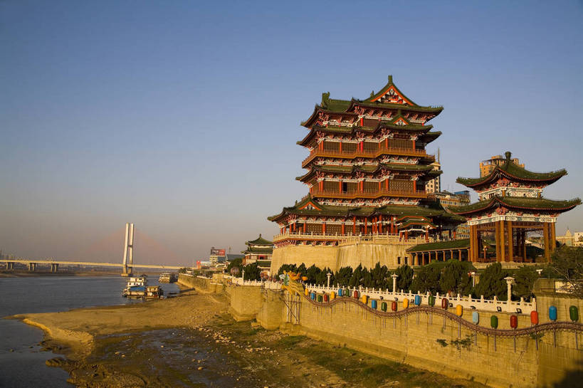 横图,彩色,室外,白天,旅游,度假,名胜古迹,标志建筑,地标,建筑,雕塑,中国,亚洲,遗迹,艺术,装饰,雕刻,雕像,图片,柱子,文化遗产,建筑群,古典,古迹,文物,娱乐,建设,古建筑,工艺品,享受,休闲,旅游胜地,放松,摄影,人文景观,古代建筑,纪念,美术,中国文化,主题,陈列,古文明,东亚,江西省,南昌,中华人民共和国,功能,美学,彩图,旅行,滕王阁,飞檐,bj174