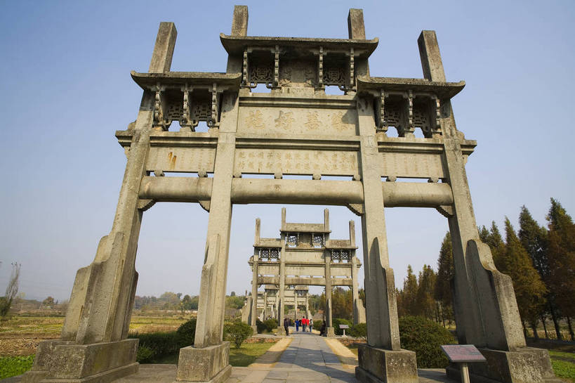 横图,彩色,室外,白天,旅游,黄山,标志建筑,地标,建筑,中国,亚洲,风俗,民俗,雕刻,浮雕,图片,房屋,楼阁,屋子,文化遗产,建筑群,楼群,古典,历史,建设,传统,楼房,民居,古代,旅游胜地,摄影,人文景观,中国文化,东亚,安徽,安徽省,黄山市,歙县,江西省,中华人民共和国,华东地区,皖,古远,棠樾村,彩图,旅行,房子,架空,郑村镇,bj174