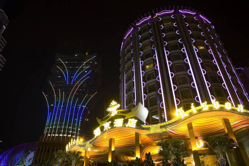 横图,彩色,室外,夜晚,旅游,度假,美景,名胜古迹,城市风光,标志建筑,城市,地标,建筑,霓虹灯,夜景,澳门,中国,亚洲,游客,阴影,繁华,遗迹,光线,图片,影子,景观,灯光,古迹,文物,娱乐,建设,古建筑,现代建筑,葡京酒店,享受,休闲,闪耀,旅游胜地,景色,放松,赌场,摄影,闪烁,中国文化,灯火通明,古文明,东亚,港澳台,中华人民共和国,澳门特别行政区,澳,繁荣,闪动,闪灼,发达,澳门半岛,彩图,旅行,葡京娱乐场,苏亚利斯博士大马路,富丽堂皇,澳门新葡京酒店,新葡京酒店,bj174