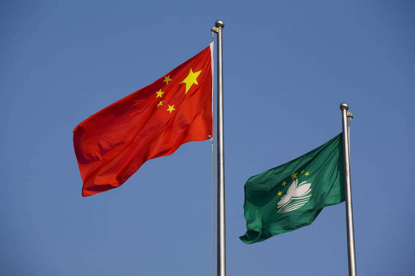 横图,彩色,室外,白天,旗帜,国旗,澳门,中国,亚洲,清澈,图片,红旗,旗子,五星红旗,绿色,蓝天,天空,飘,摄影,东亚,中华人民共和国,旌旗,旗号,旗,彩图,澳门区旗,bj174