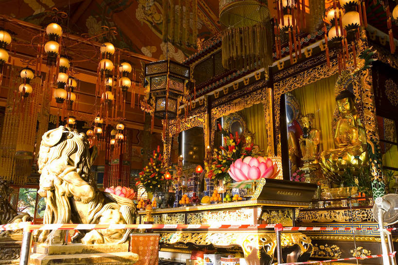 横图,彩色,室内,白天,旅游,度假,名胜古迹,标志建筑,地标,建筑,哺乳动物,野生动物,狮子,雕塑,香港,中国,亚洲,行人,游客,游人,辟邪,遗迹,艺术,装饰,雕刻,雕像,图片,柱子,楼阁,古迹,文化,文物,娱乐,建设,古建筑,历史建筑,路人,旅客,大殿,动物,工艺品,祈祷,享受,休闲,健康,旅游胜地,放松,许愿,摄影,古代建筑,纪念,祈求,美术,主题,凶猛,参观,陈列,古文明,东亚,大屿山,中华人民共和国,功能,美学,驱邪,祛邪,避邪,威严,守护神,繁荣,发达,宝莲禅寺,过客,残暴,平安,凶残,旅游者,彩图,旅行,铜雕,富丽堂皇,铜狮,铜狮子,bj174