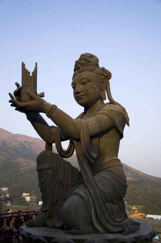 竖图,彩色,室外,白天,旅游,度假,名胜古迹,标志建筑,地标,建筑,雕塑,香港,中国,亚洲,行人,游客,游人,遗迹,雕像,佛像,塑像,图片,古迹,文物,娱乐,建设,古建筑,历史建筑,大佛,路人,旅客,享受,休闲,旅游胜地,放松,竖,摄影,参观,古文明,东亚,大屿山,天坛大佛,中华人民共和国,繁荣,发达,宝莲禅寺,过客,旅游者,彩图,旅行,bj174