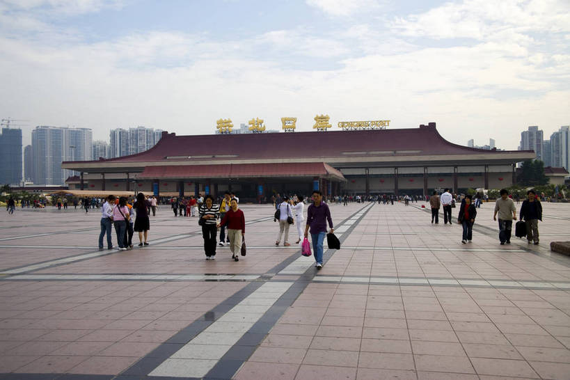 广场,横图,彩色,室外,白天,旅游,度假,美景,城市风光,城市,建筑,中国,亚洲,行人,检查,景观,交通,娱乐,现代,现代建筑,旅客,享受,休闲,广阔,景色,放松,摄影,流动,通过,文明,安检,参观,东亚,广东,珠海,广东省,中华人民共和国,华南地区,粤,威严,珠海市,交流,彩图,观光,旅行,口岸,珠海香洲,香洲区,香洲,海关,拱北口岸,珠海拱北口岸联检大楼,bj174