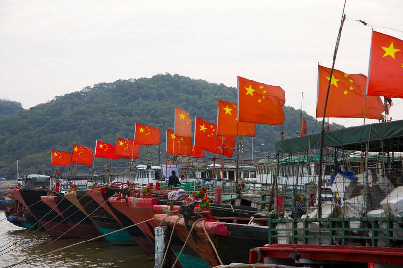 码头,横图,彩色,室外,白天,旅游,度假,美景,山,水,城市风光,城市,港口,建筑,船,旗帜,国旗,中国,亚洲,海岸,海边,景观,渡船,木船,交通,娱乐,红旗,现代,传统,特色,白云,蓝天,绿地,天,享受,休闲,景色,放松,运输,摄影,居住,文明,特殊,参观,东亚,广东,珠海,广东省,中华人民共和国,华南地区,粤,珠海市,特别,交流,旗,彩图,观光,旅行,摆渡口,埠头,渡口,渡头,港湾,海港,货运码头,口岸,商港,居住区,珠海香洲,香洲区,香洲,bj174