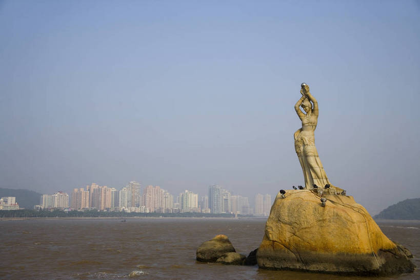 横图,彩色,室外,白天,旅游,度假,美景,城市风光,城市,大厦,建筑,雕塑,中国,亚洲,艺术,装饰,雕刻,雕像,景观,交通,娱乐,现代,现代建筑,石雕,绿地,工艺品,天,享受,休闲,景色,放松,运输,摄影,经济,纪念,居住,美术,象征,文明,主题,参观,陈列,东亚,发展,珠海,广东省,中华人民共和国,功能,美学,珠海市,繁荣,进步,发达,交流,彩图,观光,旅行,高楼,居住区,珠海渔女,bj174