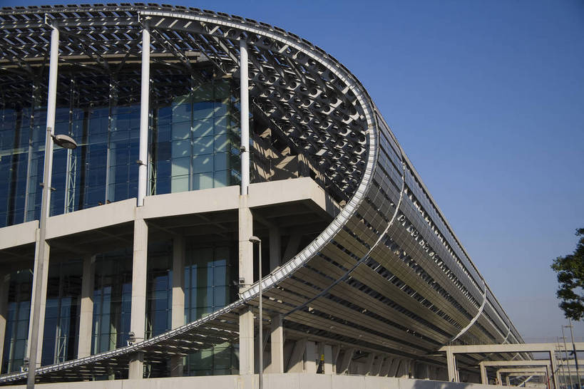 广场,横图,彩色,室外,白天,旅游,度假,美景,名胜古迹,城市风光,标志建筑,城市,大厦,地标,建筑,汽车,广州,中国,亚洲,遗迹,景观,古迹,文物,娱乐,建设,现代,古建筑,现代建筑,绿地,享受,休闲,旅游胜地,景色,放松,摄影,经济,展览,居住,文明,展览馆,参观,玻璃幕墙,国际会展中心,古文明,东亚,发展,广东省,中华人民共和国,广州市,繁荣,进步,发达,交流,彩图,观光,旅行,高楼,会场,居住区,广州国际会展中心,bj174