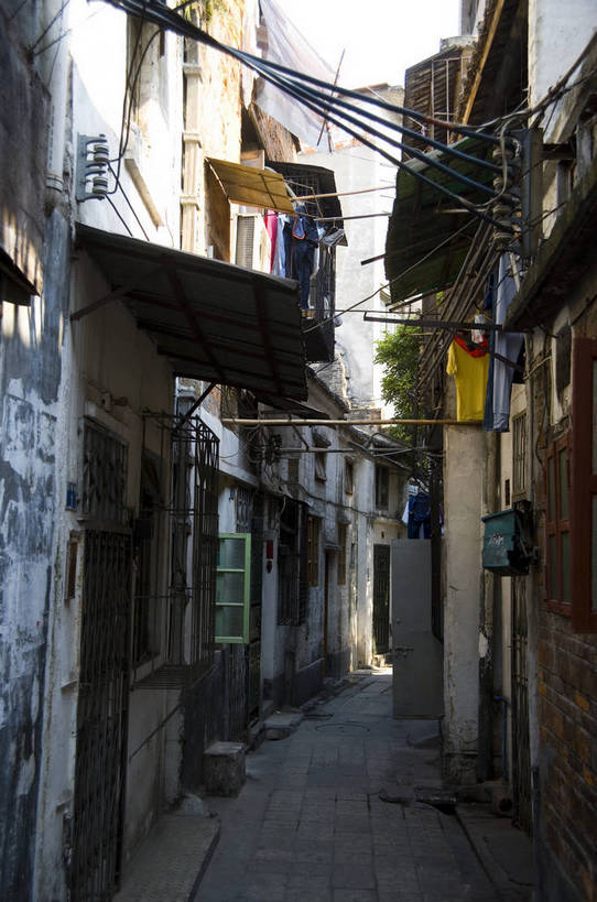 竖图,彩色,特写,旅游,度假,美景,城市风光,标志建筑,城市,地标,建筑,广州,中国,亚洲,晾晒,局部,景观,建筑群,交通,古典,历史,娱乐,建设,现代,特色,老建筑,车,衣服,绿地,享受,休闲,灿烂,景色,放松,竖,运输,摄影,生活方式,经济,居住,矗立,旧的,美好,文明,近景,市民,耸立,参观,东亚,发展,广东省,中华人民共和国,广州市,挺立,繁荣,进步,平民,交流,彩图,观光,旅行,老城区,居住区,普通,bj174