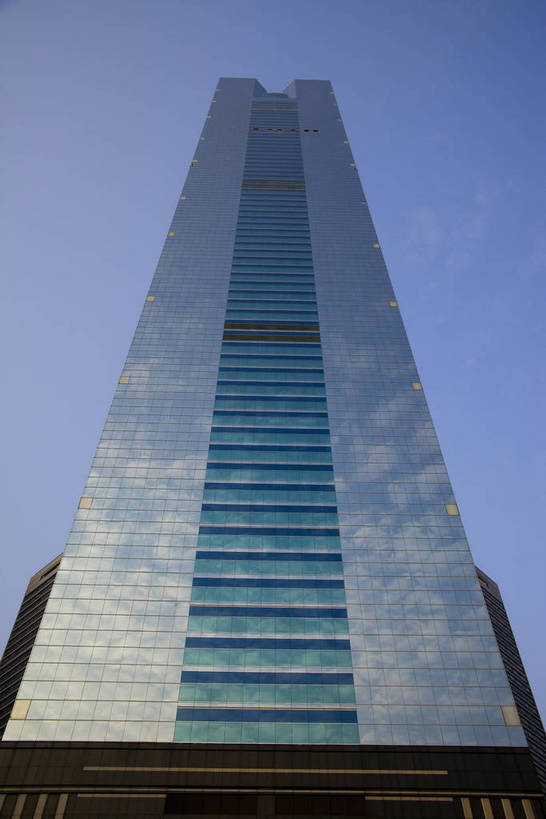 竖图,彩色,室外,白天,仰视,旅游,度假,商务,美景,天际线,城市风光,城市,大厦,建筑,汽车,玻璃,广州,中国,亚洲,远眺,光,景观,建筑群,交通,娱乐,现代,现代建筑,特色,车,白云,蓝天,绿地,天,享受,休闲,摩天大厦,景色,放松,竖,金融,运输,摄影,生活方式,经济,轮廓,居住,矗立,美好,文明,耸立,参观,玻璃幕墙,贸易,东亚,发展,广东,广东省,城区,中信广场,中华人民共和国,华南地区,省会,广州市,粤,挺立,繁荣,进步,天河,发达,交流,彩图,观光,旅行,商业,高楼,居住区,天河区,天河广场,bj174