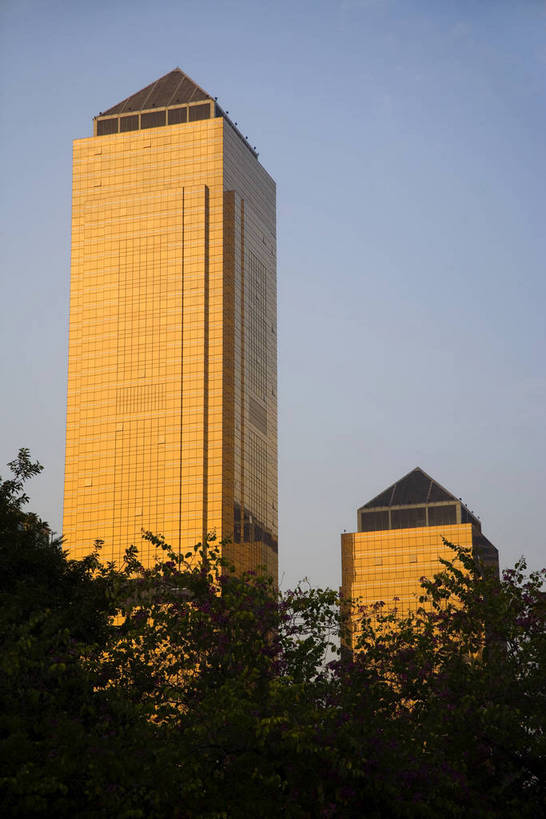 竖图,彩色,室外,白天,仰视,旅游,度假,商务,美景,天际线,城市风光,城市,大厦,建筑,汽车,玻璃,广州,中国,亚洲,远眺,光,景观,建筑群,交通,娱乐,现代,现代建筑,特色,车,白云,蓝天,绿地,天,享受,休闲,摩天大厦,景色,放松,竖,金融,运输,摄影,生活方式,经济,轮廓,居住,矗立,美好,文明,耸立,参观,玻璃幕墙,贸易,东亚,发展,广东,广东省,城区,中信广场,中华人民共和国,华南地区,省会,广州市,粤,挺立,繁荣,进步,天河,发达,交流,彩图,观光,旅行,商业,高楼,居住区,天河区,天河广场,bj174