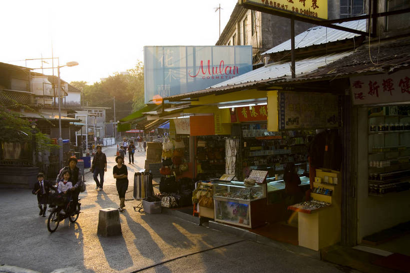 人群,商店,横图,彩色,室外,购物,旅游,度假,美景,城市风光,城市,建筑,深圳,中国,亚洲,平静,景观,娱乐,商铺,现代,现代建筑,商业街,旅客,特色,车,白云,蓝天,绿地,天,享受,休闲,景色,放松,摄影,生活方式,经济,居住,美好,文明,参观,东亚,发展,广东,鹏城,广东省,中华人民共和国,华南地区,粤,深圳市,繁荣,进步,发达,盐田,交流,彩图,观光,旅行,深圳经济特区,居住区,沙头角,盐田区,深圳中英街,中英街,bj174