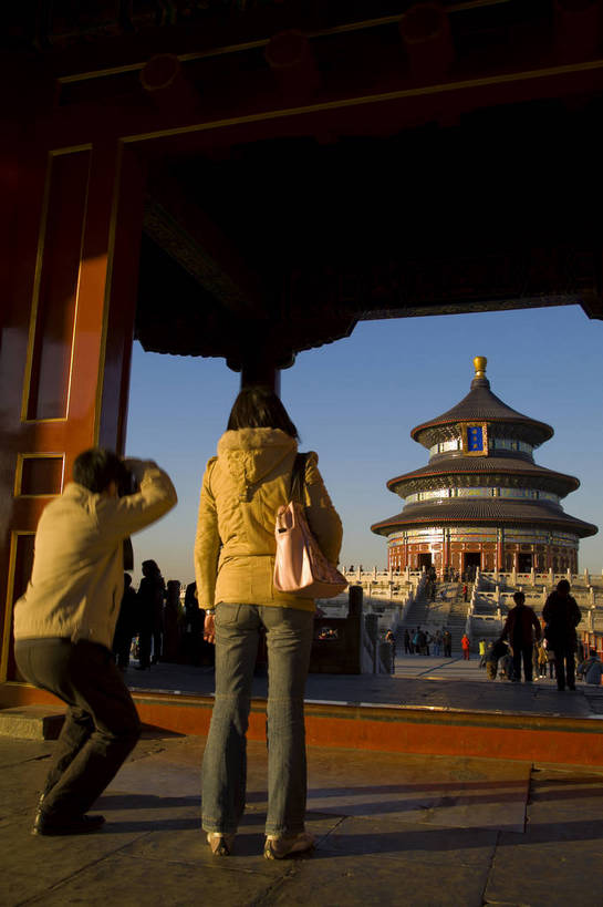 人群,天坛,宫殿,竖图,彩色,室外,白天,旅游,度假,名胜古迹,标志建筑,地标,建筑,雕塑,北京,中国,亚洲,游人,风俗,清澈,遗迹,艺术,装饰,雕刻,雕像,柱子,屋顶,文化遗产,瓦,顶,古迹,历史,文物,娱乐,建设,传统,古建筑,顶部,灯,蓝天,工艺品,天,享受,休闲,旅游胜地,放松,精神,气派,竖,摄影,琉璃瓦,古代建筑,纪念,美术,祭祀,权威,矗立,象征,高贵,美好,主题,耸立,感受,参观,陈列,古文明,东亚,中华人民共和国,功能,美学,权力,威严,权势,挺立,伟大,古代文明,明澈,清彻,清亮,制度,特征,皇家,势力,彩图,旅行,bj174