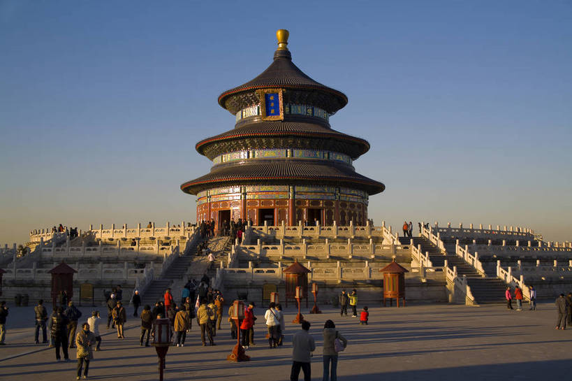 人群,天坛,宫殿,横图,彩色,室外,白天,旅游,度假,名胜古迹,标志建筑,地标,建筑,雕塑,北京,中国,亚洲,游人,风俗,清澈,遗迹,艺术,装饰,雕刻,雕像,柱子,屋顶,文化遗产,瓦,顶,古迹,历史,文物,娱乐,建设,传统,古建筑,顶部,灯,蓝天,工艺品,天,享受,休闲,旅游胜地,放松,精神,气派,摄影,琉璃瓦,古代建筑,纪念,美术,祭祀,权威,象征,高贵,美好,主题,感受,参观,陈列,古文明,东亚,中华人民共和国,功能,美学,权力,威严,权势,伟大,古代文明,明澈,清彻,清亮,制度,特征,皇家,势力,彩图,旅行,bj174