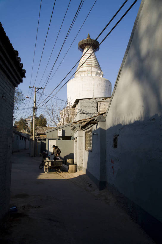 竖图,彩色,室外,白天,旅游,度假,名胜古迹,标志建筑,地标,建筑,北海公园,北京,中国,亚洲,局部,风俗,清澈,遗迹,艺术,平静,瓦片,文化遗产,瓦,古迹,历史,文物,娱乐,建设,传统,古建筑,白塔,民居,蓝天,天,享受,休闲,旅游胜地,放松,精神,竖,摄影,建造,古代建筑,部分,矗立,象征,美好,耸立,感受,参观,青砖,古文明,东亚,屋瓦,北海,中华人民共和国,挺立,古代文明,明澈,清彻,清亮,制度,特征,彩图,旅行,老城区,普通,bj174