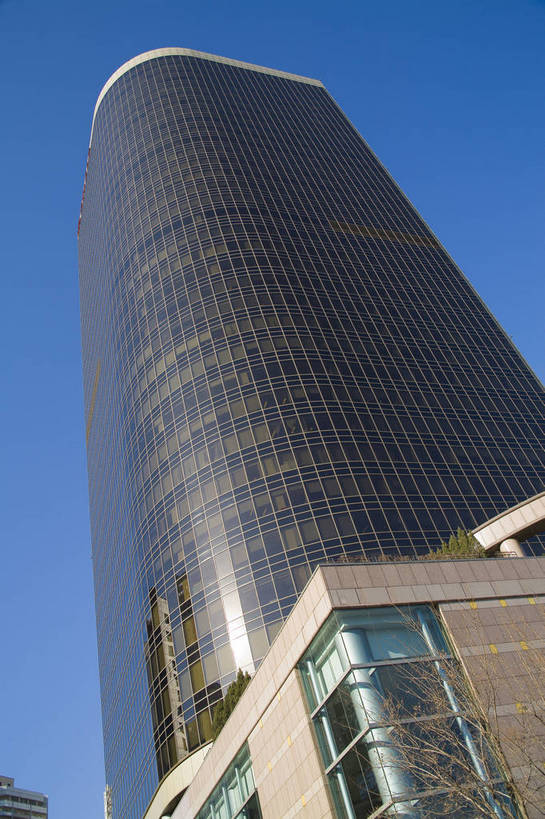 竖图,彩色,室外,白天,仰视,旅游,商务,城市风光,城市,建筑,北京,中国,亚洲,清澈,景观,公寓,首都,现代,现代建筑,路牌,白云,蓝天,天,摩天大厦,商务楼,竖,金融,摄影,大都市,生活方式,现代都市,经济,晴天,矗立,成就,文明,耸立,玻璃幕墙,贸易,幕墙,东亚,发展,中华人民共和国,北京市,京,北平,华北地区,挺立,繁荣,进步,发达,明澈,清彻,清亮,游览,商业,高楼,北京CBD,北京商务中心区,中国北京大北窑,bj174