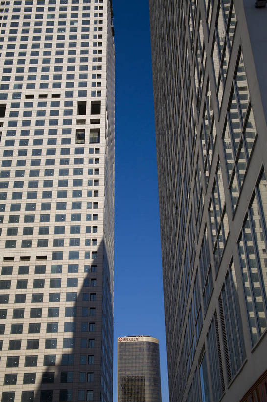 竖图,彩色,室外,白天,仰视,旅游,商务,城市风光,城市,建筑,北京,中国,亚洲,清澈,景观,公寓,首都,现代,现代建筑,路牌,白云,蓝天,天,摩天大厦,商务楼,竖,金融,摄影,大都市,生活方式,现代都市,经济,晴天,矗立,成就,文明,耸立,玻璃幕墙,贸易,幕墙,东亚,发展,中华人民共和国,北京市,京,北平,华北地区,挺立,繁荣,进步,发达,明澈,清彻,清亮,游览,商业,高楼,北京CBD,北京商务中心区,中国北京大北窑,bj174