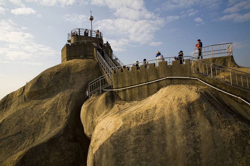 人群,横图,彩色,室外,旅游,度假,探险,石头,美景,名胜古迹,水,天际线,城市风光,标志建筑,城市,大厦,地标,建筑,鼓浪屿,中国,亚洲,遗迹,海边,景观,交通,巨石,古迹,文物,娱乐,建设,石路,现代,古建筑,厦门,现代建筑,特色,缆车,白云,蓝天,海水,绿地,天,享受,休闲,广阔,旅游胜地,景色,放松,摄影,生活方式,经济,轮廓,居住,海滨,美好,文明,参观,古文明,东亚,发展,福建省,厦门市,中华人民共和国,开阔,繁荣,进步,发达,交流,彩图,观光,旅行,高楼,居住区,bj174