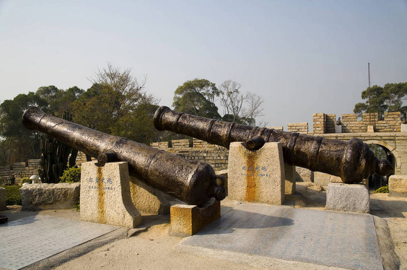 人群,横图,彩色,室外,旅游,度假,名胜古迹,树林,水,天际线,标志建筑,城市,地标,建筑,中国,亚洲,遗迹,海边,水边,文化遗产,交通,古迹,历史,文物,娱乐,建设,现代,古建筑,厦门,现代建筑,遗址,特色,树,树木,古代,白云,蓝天,绿地,绿化带,天,享受,休闲,广阔,大炮,炮,旅游胜地,放松,战争,运输,摄影,人文景观,炮台,生活方式,轮廓,海滨,美好,文明,中国文化,参观,古文明,东亚,福建省,厦门市,中华人民共和国,开阔,古远,古代文明,交流,彩图,观光,旅行,胡里山炮台,传统文化,bj174