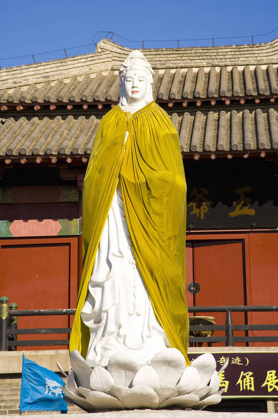 寺庙,竖图,彩色,室外,白天,旅游,度假,名胜古迹,标志建筑,地标,建筑,雕塑,长城,中国,亚洲,风俗,神话,遗迹,雕像,塑像,文化遗产,冬天,寺院,辽阔,古典,古迹,历史,文物,娱乐,建设,传统,佛,古建筑,石雕,特色,古代,蓝天,天空,天,享受,休闲,广阔,旅游胜地,放松,精神,竖,摄影,观音,城楼,古代建筑,纪念,矗立,文明,中国文化,传说,特殊,耸立,古文明,东亚,菩萨,中华人民共和国,河北省,秦皇岛,挺立,古远,流传,制度,特别,传奇,旅行,庙,寺,传统文化,孟姜女庙,山海关,孟姜女,bj174