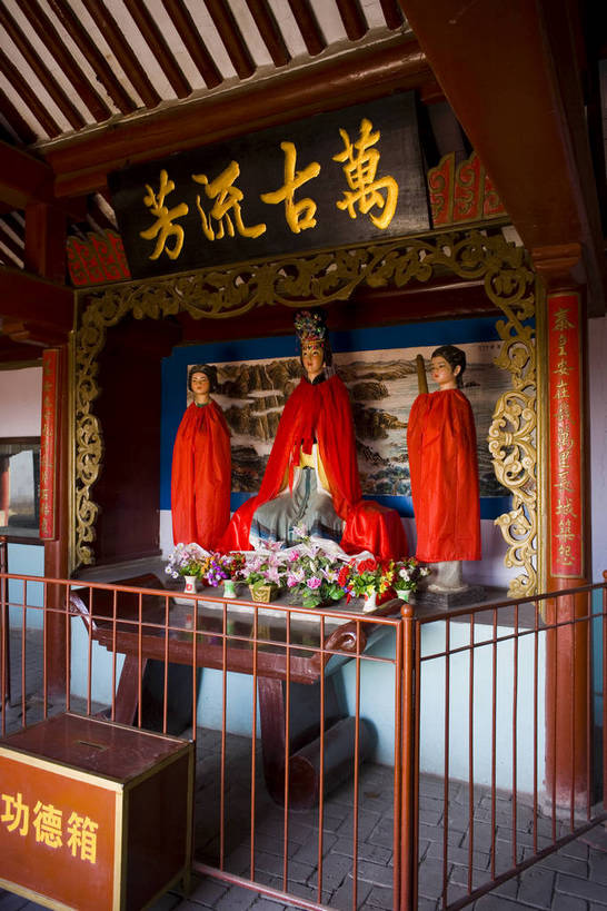 寺庙,竖图,彩色,室内,白天,旅游,度假,名胜古迹,标志建筑,地标,建筑,雕塑,长城,中国,亚洲,风俗,神话,遗迹,艺术,装饰,雕刻,雕像,塑像,文化遗产,冬天,寺院,辽阔,古典,古迹,历史,文物,娱乐,建设,传统,古建筑,石雕,特色,古代,工艺品,享受,休闲,广阔,旅游胜地,放松,精神,竖,摄影,城楼,古代建筑,纪念,美术,矗立,文明,中国文化,主题,传说,特殊,耸立,陈列,古文明,东亚,中华人民共和国,功能,美学,河北省,秦皇岛,挺立,古远,流传,制度,特别,传奇,旅行,庙,寺,传统文化,孟姜女庙,山海关,孟姜女,bj174