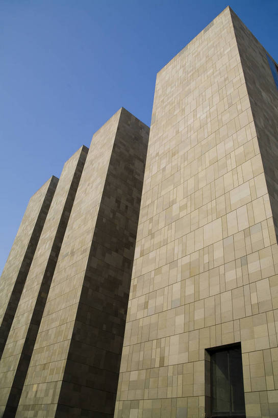 竖图,彩色,室外,白天,仰视,旅游,商务,城市风光,城市,建筑,北京,中国,亚洲,清澈,景观,公寓,现代,现代建筑,路牌,白云,蓝天,天,摩天大厦,商务楼,竖,金融,摄影,大都市,生活方式,现代都市,经济,晴天,矗立,成就,文明,耸立,玻璃幕墙,贸易,幕墙,东亚,发展,中华人民共和国,挺立,繁荣,进步,发达,明澈,清彻,清亮,游览,商业,高楼,bj174