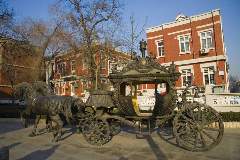 横图,彩色,室外,白天,旅游,度假,名胜古迹,城市风光,标志建筑,城市,道路,地标,建筑,路,公路,火车,雕塑,天津,中国,亚洲,一辆,清澈,遗迹,艺术,装饰,雕刻,雕像,塑像,景观,建筑群,马车,车头,交通,古典,宏伟,古迹,历史,文物,娱乐,建设,古建筑,特色,车,蓝天,天空,工艺品,交通工具,天,享受,休闲,旅游胜地,放松,气派,运输,摄影,城市建筑,经济,纪念,美术,成就,美好,美妙,文明,载具,主题,特殊,欧式建筑,参观,陈列,古文明,东亚,发展,中华人民共和国,功能,美学,繁荣,伟大,进步,发达,明澈,清彻,清亮,马路,彩图,旅行,bj174