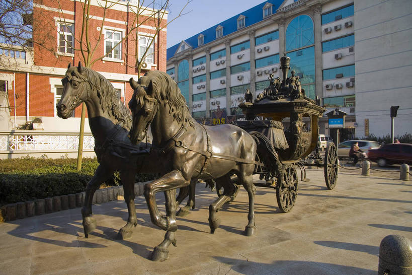 横图,彩色,室外,白天,旅游,度假,名胜古迹,城市风光,标志建筑,城市,道路,地标,建筑,路,公路,火车,雕塑,天津,中国,亚洲,一辆,清澈,遗迹,艺术,装饰,雕刻,雕像,塑像,景观,建筑群,马车,车头,交通,古典,宏伟,古迹,历史,文物,娱乐,建设,古建筑,特色,车,蓝天,天空,工艺品,交通工具,天,享受,休闲,旅游胜地,放松,气派,运输,摄影,城市建筑,经济,纪念,美术,成就,美好,美妙,文明,载具,主题,特殊,欧式建筑,参观,陈列,古文明,东亚,发展,中华人民共和国,功能,美学,繁荣,伟大,进步,发达,明澈,清彻,清亮,马路,彩图,旅行,bj174