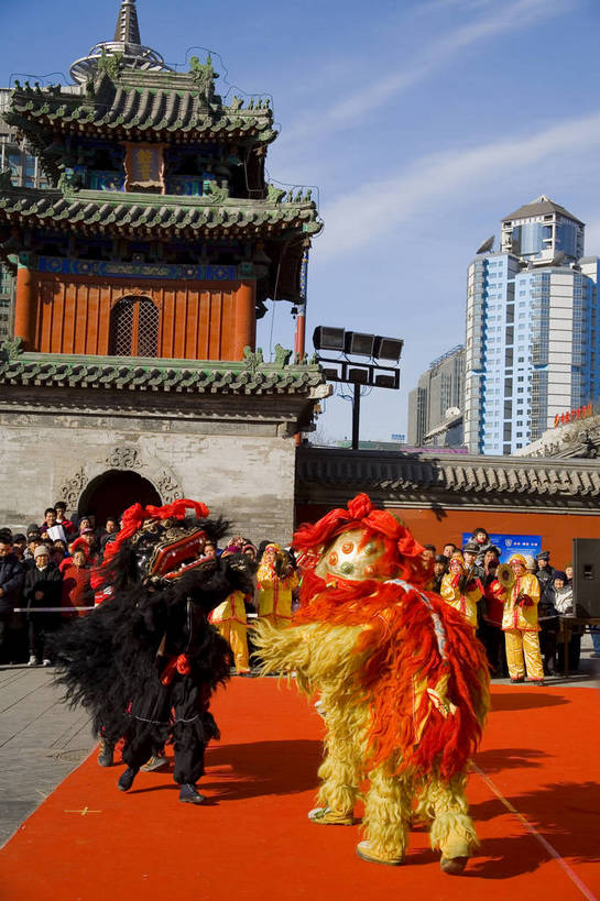 点心,人群,竖图,购物,聚会,度假,消费,城市风光,北京,中国,春节,亚洲,舞狮,节日,庆祝,民俗,灯笼,景观,庙会,食品,集市,市场,都市,历史,文化,传统,小吃,食物,古代,彩带,庆典,休闲,假日,喜庆,竖,金融,热闹,活动,纪念,矗立,美好,东方文化,喜事,玩乐,耸立,选购,贸易,东亚,中华人民共和国,挺立,墟市,喜气,古远,隆重,传统文化,街市,bj174