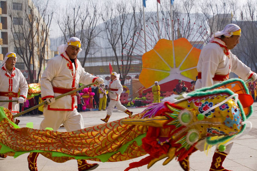 横图,彩色,室外,旅游,度假,美景,名胜古迹,标志建筑,地标,建筑,中国,亚洲,遗迹,民俗,图片,景观,文化遗产,乡村,冬季,冬天,古迹,历史,文物,娱乐,建设,传统,古建筑,民族,特色,古代,天空,自然,天,享受,休闲,旅游胜地,景色,放松,摄影,象征,贫瘠,中国文化,自然风光,特殊,古文明,东亚,地貌,陕西,陕西省,中华人民共和国,革命,西北地区,陕,延安,延安市,革命根据地,腰鼓,古远,冬日,民族舞,旅行,游览,舞蹈,地质,安塞,安塞县,bj174