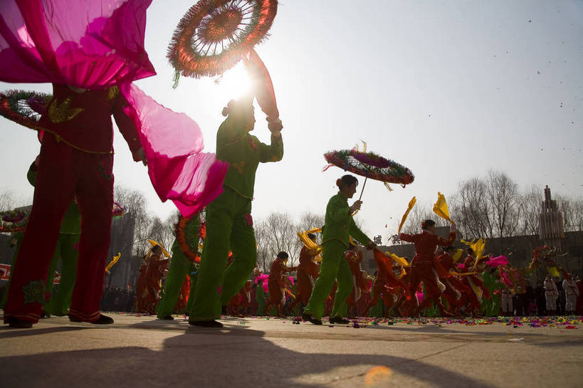 横图,彩色,室外,旅游,度假,美景,名胜古迹,标志建筑,地标,建筑,中国,亚洲,遗迹,民俗,图片,景观,文化遗产,乡村,冬季,冬天,古迹,历史,文物,娱乐,建设,传统,古建筑,民族,特色,古代,天空,自然,天,享受,休闲,旅游胜地,景色,放松,摄影,象征,贫瘠,中国文化,自然风光,特殊,古文明,东亚,地貌,陕西,陕西省,中华人民共和国,革命,西北地区,陕,延安,延安市,革命根据地,腰鼓,古远,冬日,民族舞,旅行,游览,舞蹈,地质,安塞,安塞县,bj174