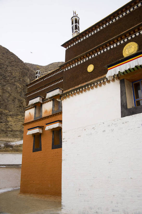 寺庙,竖图,彩色,室外,旅游,名胜古迹,标志建筑,地标,建筑,中国,亚洲,朝拜,节日,民俗,图片,文化遗产,建筑群,宏伟,文化,建设,虔诚,祈祷,健康,气派,竖,许愿,摄影,宗教,佛教,信仰,古代建筑,纪念,祈求,祭祀,矗立,中国文化,耸立,参观,东亚,甘肃省,藏传佛教,拉卜楞寺,中华人民共和国,挺立,甘南,释教,夏河,平安,旅行,游览,庙,寺,传统文化,bj174